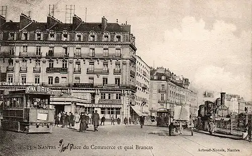 La place avant 1917, du temps des tramways Mékarski.