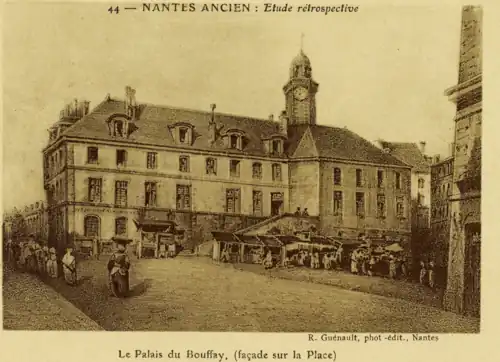 Le palais du Bouffay, façade sur la place.