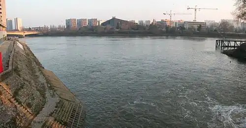 Confluent de l'Erdre et de la Loire à Nantes, par une chute juste après les vannes du barrage. Ile de Nantes en face, l'aval du fleuve à droite