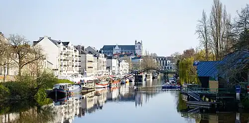 L'Erdre à Nantes, avec l'île de Versailles à droite et la cathédrale.