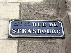 Plaque de la rue de Strasbourg avec la mention d'arrondissement repeinte (3e&nbsp;arrondissement)