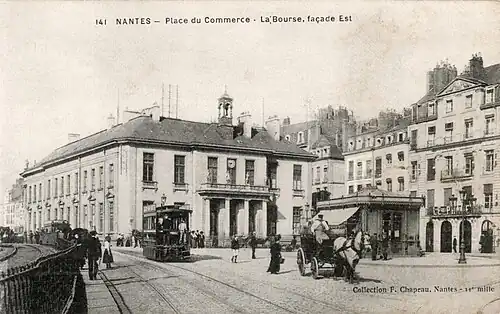 Tramway Mékarski à air comprimé sur la place du Commerce vers 1895.