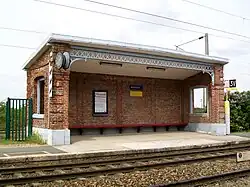 L'abri du quai en direction de Crépy-en-Valois.