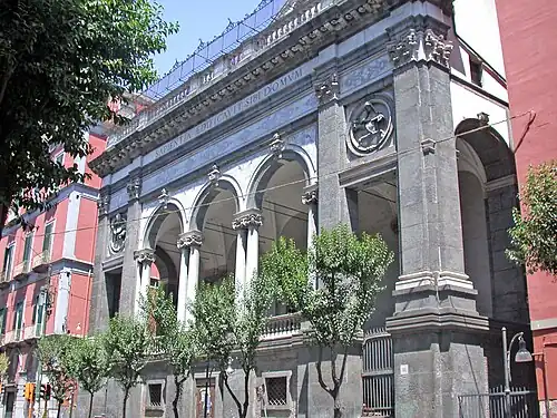 Façade de l'église Santa Maria della Sapienza de Naples.