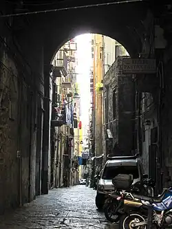 La Via San Nicola et Nilo, reliant le decumanus majeur au decumanus inférieur.