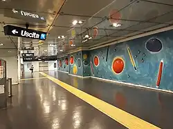 Le mosaïque Universo senza bombe, regno dei fiori. 7 angeli rossi de Nicola De Maria dans le hall de la station Dante.