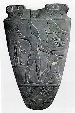 Massacre d'un captif. Palette de Narmer, v. 3000 Période thinitePierre, H 64 cm.Musée du Caire
