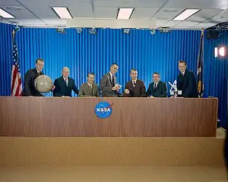 Le 7ème groupe d'astronautes de la NASA :De gauche à droite: Bobko, Fullerton, Hartsfield, Crippen, Peterson, Truly et Overmyer