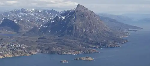 Le mont Nasaasaaq vu des airs