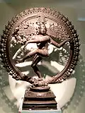 Shiva Nataraja (Seigneur de la danse) dansant le Tandava, statue de bronze du XIIe siècle (dynastie Chola).