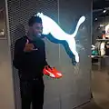 Nathan Oduwa devant le logo Puma