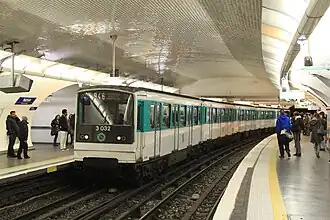 Un MF 67 dans la stationde la ligne 9.