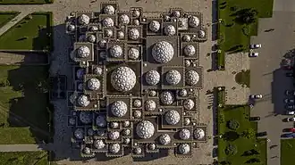 Les dômes de la Bibliothèque nationale du Kosovo d'Andrija Mutnjaković (1982) à Pristina rappellent l'héritage islamique du Kosovo