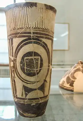 Boisseau décoré d'une frise d'échassiers et de panneaux au bouquetin, musée national d'Iran.