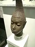 Tête d'une reine-mère, XIVe&nbsp;siècle (?). Réplique de l'original en bronze. Musée national d'ethnologie, Osaka.