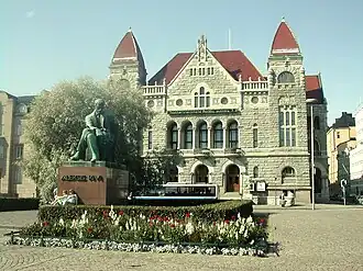 Statue d’Aleksis Kivi devant le Théâtre national de Finlande.