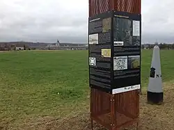 Colonne d'information à côté du poste frontière avec Navagne en arrière-plan