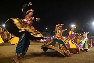 Personnes dansant le Garba à Ahmedabad un soir de Navaratri. Un évènement populaire important de la culture goudjeratie.