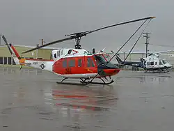 Comparaison entre un Bell 212 (U.S. Navy HH-1N) et un Bell 412 (Mercy Air) à l'aéroport de Mojave