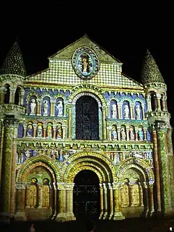 Église Notre-Dame-la-Grande de Poitiers, dans la Vienne (sous un éclairage restituant les polychromies originelles).