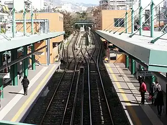 Voies et quais de la station,au fond la voie de retournement.