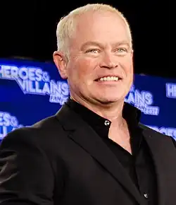 Neal McDonough interprète Damien Darhk.