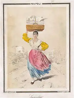 Femme marchant qui porte un panier de linge sur la tête.