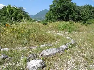 Monticules entourés de cercles de pierres. La particularité du tombeau à gauche de l'image est la présence de deux cercles.