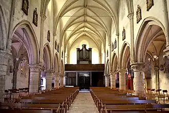 La nef vue depuis le chœur. Orgue Pierre Ménard (1863).