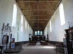 Nef vue du portail d'entrée.