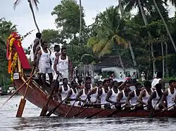 Bateliers d'un chundan vallam lors du Nehru Trophy Boat Race à Alleppey.