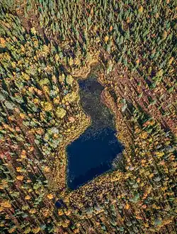 Vue aérienne à l'aplomb du lac.