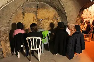 Prières dans le souterrain du mur (2013).