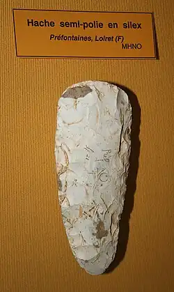Hache semi-polie, trouvée à Préfontaines