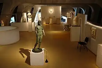 Le palier des religions. Au centre Neptune en bronze, à gauche tête de Jupiter, au fond un autel taurobolique