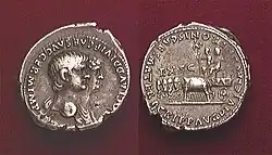 Denier de Néron : Char de Claude divinisé tiré par quatre éléphants.