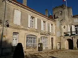 Aile nord, côté cour, avec la poste.