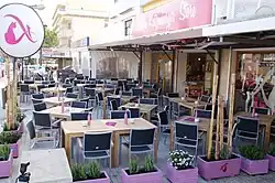 La terrasse du Café Katzenberger et du Daniela Katzenberger Store à Santa Ponsa&nbsp;(en).