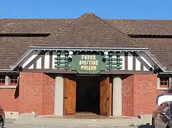 Le fronton du foyer Aristide-Briand