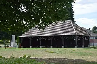 La halle et le monument aux morts.