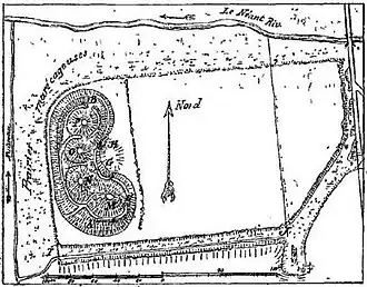 Plan en noir et blanc d'une colline artificielle.
