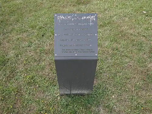 Plaque commémorative de l'ancienne tombe d'Alexandre Dumas à Neuville-lès-Dieppe.