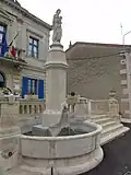 Fontaine devant la mairie.