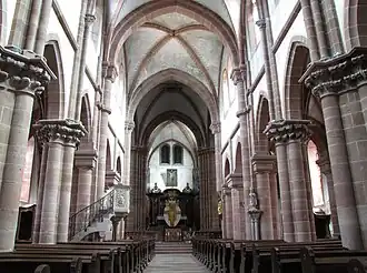 Vue intérieure de la nef vers le chœur, Travées gothiques (XIIIe) et travée-double romane (XIIe).