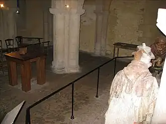 L'intérieur de la crypte romane du XIe&nbsp;siècle.