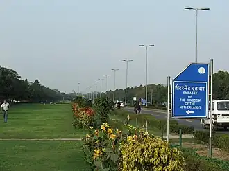 Le Shantipath et un panneau annonçant l'ambassade des Pays-Bas