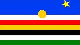 Drapeau du royaume Shilluk, 7 bandes horizontales, bleu (2 fois plus épaisse que les 6 autres), blanc, rouge, jaune, noir, blanc, vert, avec une étoile jaune dans le coin droit et une boule jaune à cheval sur les 2 premières bandes au milieu