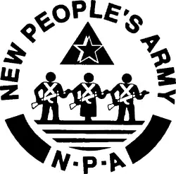 Drapeau de la Nouvelle Armée populaire (Philippines) avec des AKS-47[réf.&nbsp;nécessaire].