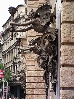 Les porte-lampes «&nbsp;El Asmodáj&nbsp;» symbolisant la vocation intellectuelle du café