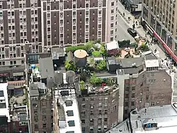 Penthouse et jardin de toiture vus depuis l'Empire State Building de Manhattan à New York.